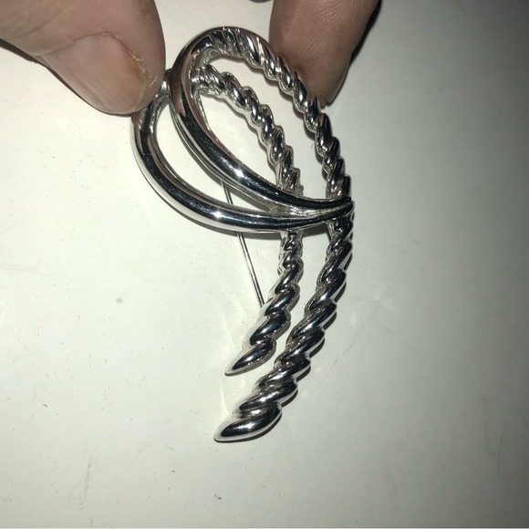 Vintage Trifari elegant J ribbon twist brooch,modernist statement brooch-used - Picture 5 of 5